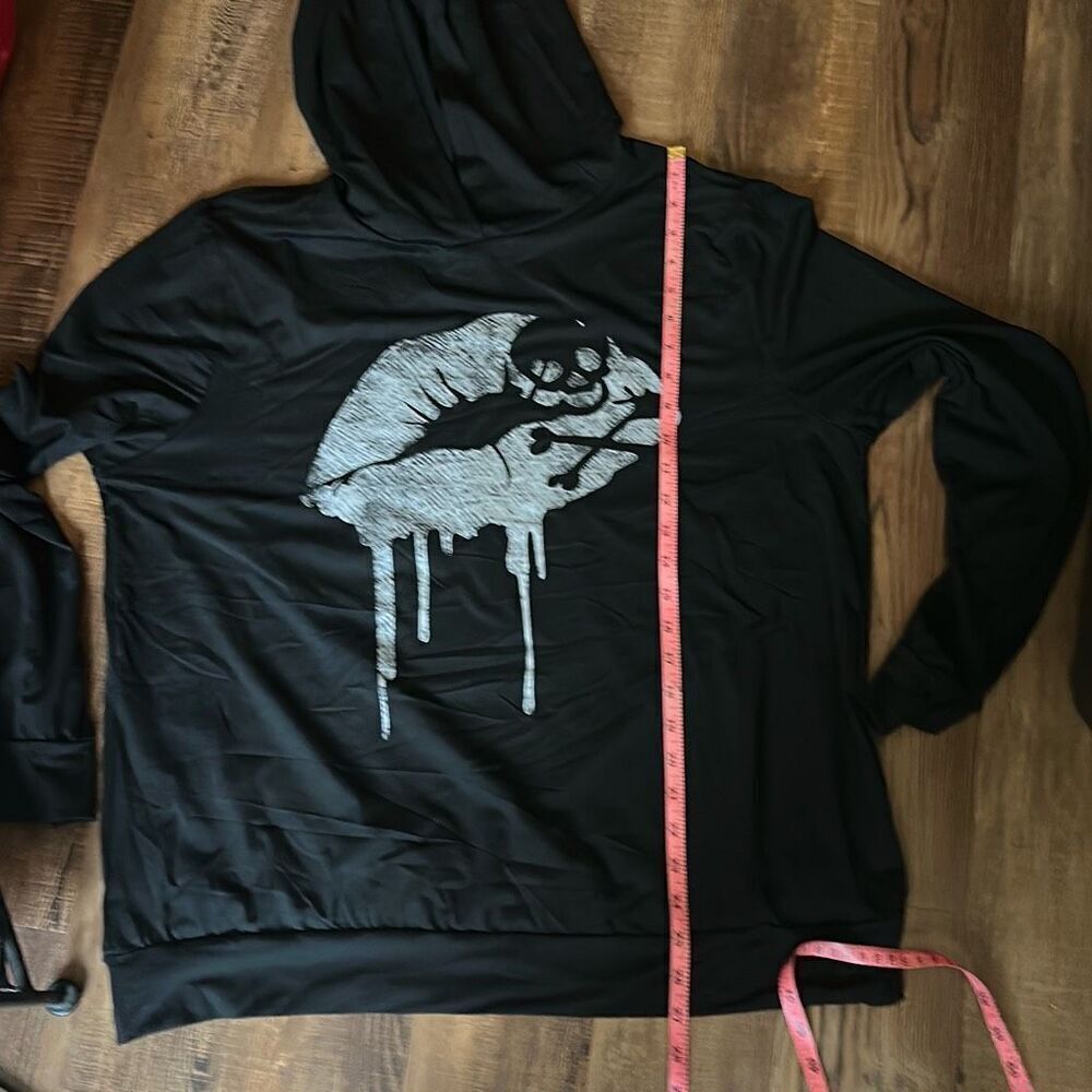 Skull lightweight sweatshirt with kissy lips, perfect for spring or fall weather - Picture 5 of 10
